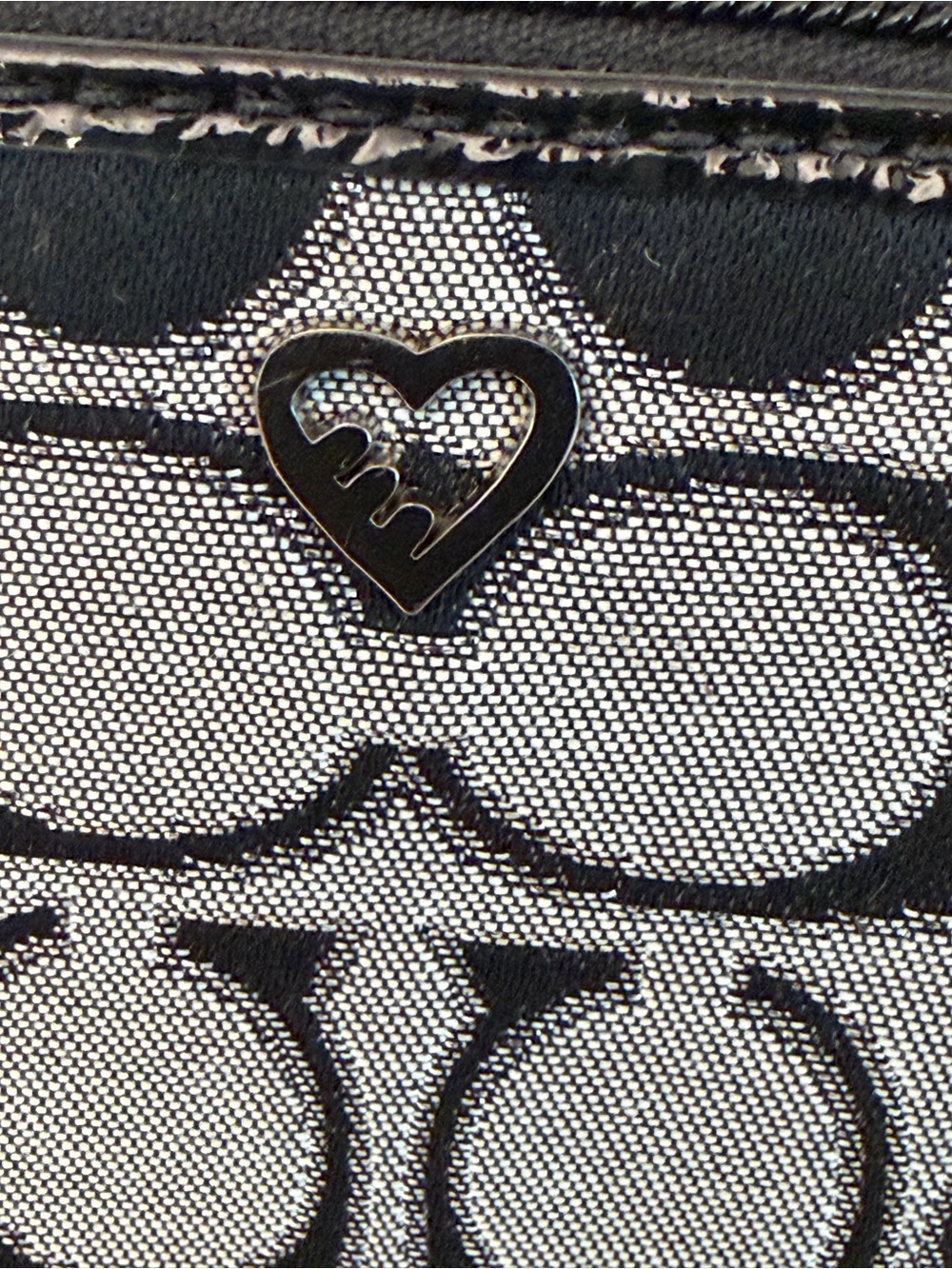 COACH POPPY Signature Small Wristlet with Heart Charm NWT Black Grey - Picture 5 of 6
